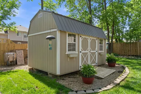 Exterior - 1022 Daniels St, Aurora, MO 65605 photo 6 of 12