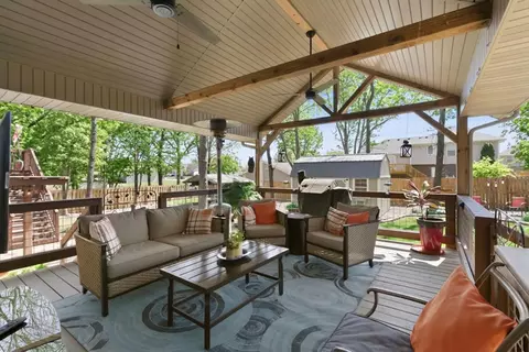 Exterior - 1022 Daniels St, Aurora, MO 65605 photo 5 of 12