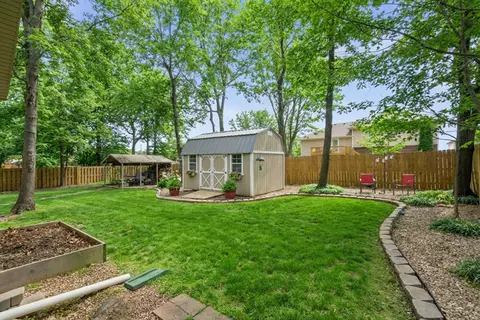 Exterior - 1022 Daniels St, Aurora, MO 65605 photo 10 of 12