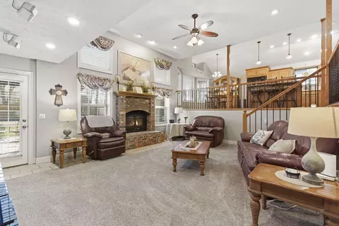 Living - 1022 Daniels St, Aurora, MO 65605 photo 1 of 3
