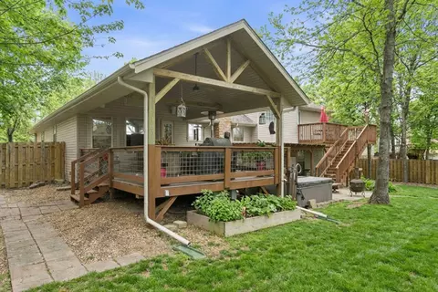 Exterior - 1022 Daniels St, Aurora, MO 65605 photo 7 of 12