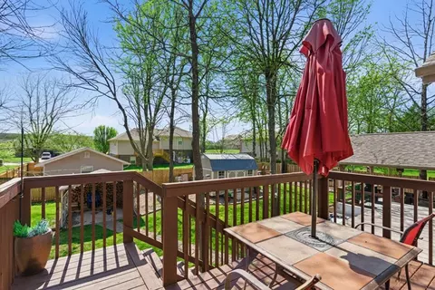 Exterior - 1022 Daniels St, Aurora, MO 65605 photo 4 of 12