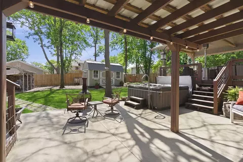 Exterior - 1022 Daniels St, Aurora, MO 65605 photo 2 of 12