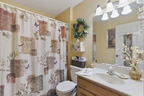 Bath - 1022 Daniels St, Aurora, MO 65605 photo 3 of 4