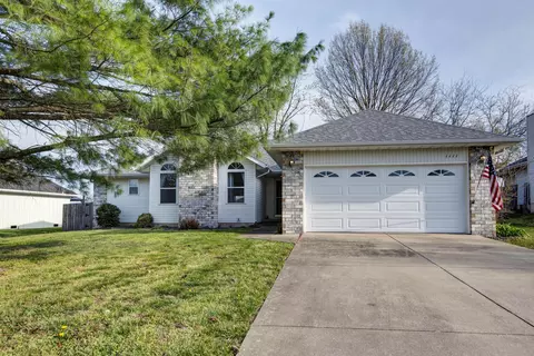 1111 W Verna Ln, Nixa, MO 65714