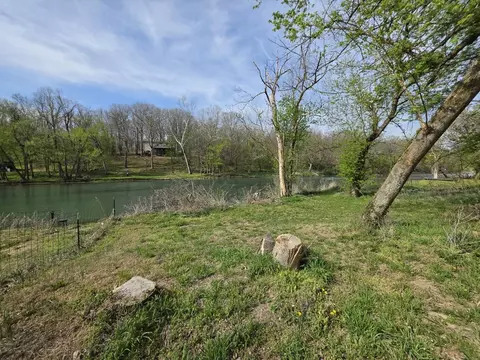 000 Spring Lake Dr, Mammoth Spring, AR 72554 photo 2