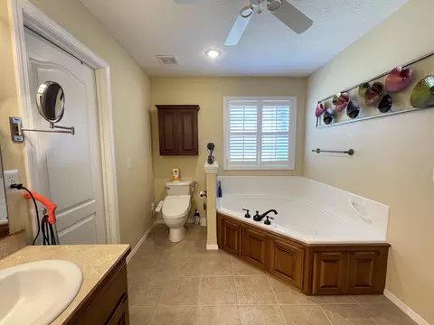 Bath - 3207 W Aussie Ct, Springfield, MO 65810 photo 2 of 4