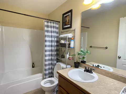 Bath - 3207 W Aussie Ct, Springfield, MO 65810 photo 4 of 4