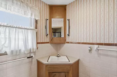 Bath - 3916 S Springfield Ave, Bolivar, MO 65613 photo 1 of 2