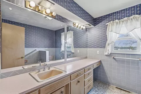 Bath - 3916 S Springfield Ave, Bolivar, MO 65613 photo 2 of 2