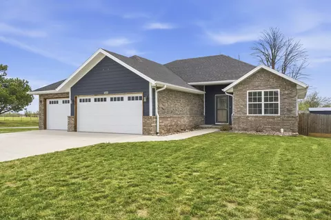 520 N Stella Ct, Willard, MO 65781