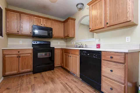 Kitchen - 194 Lilly Ln, Clever, MO 65631 photo 2 of 3