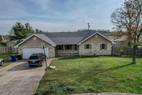 206 Meadowmere Ct, Lebanon, MO 65536