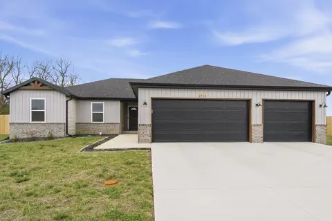2940 N Nixon Ave, Springfield, MO 65803