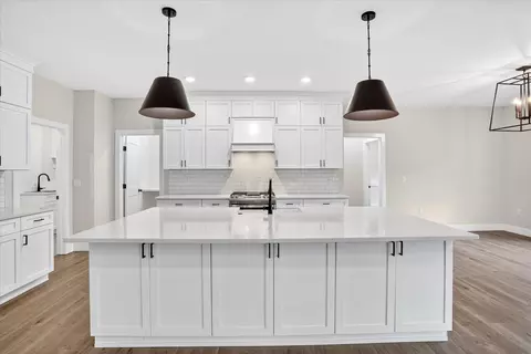 Kitchen - 3805 E Hutcheson Ave, Springfield, MO 65802 photo 4 of 11