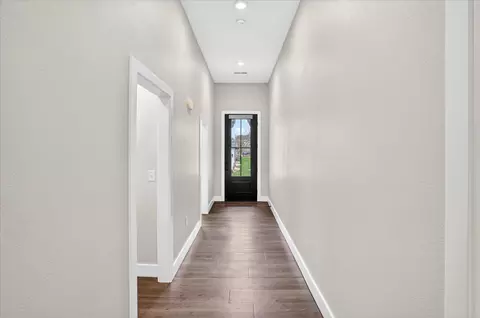 Entry Way - 3805 E Hutcheson Ave, Springfield, MO 65802 photo 2 of 4