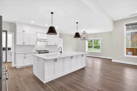 Kitchen - 3805 E Hutcheson Ave, Springfield, MO 65802 photo 5 of 11