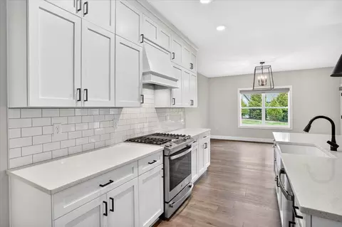 Kitchen - 3805 E Hutcheson Ave, Springfield, MO 65802 photo 10 of 11