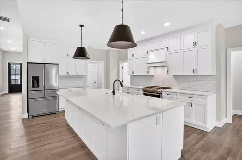 Kitchen - 3805 E Hutcheson Ave, Springfield, MO 65802 photo 7 of 11