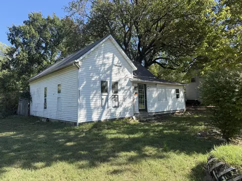 111 W Cofield St, Aurora, MO 65605