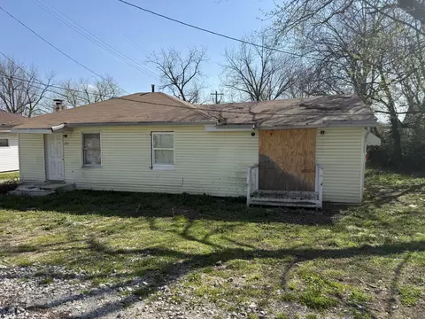 205 E Meadow Ave, Crane, MO 65633