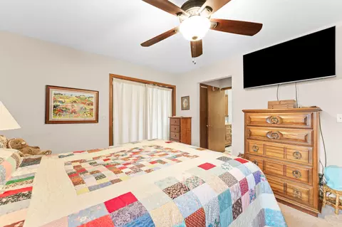 Bedroom - 28867 Fox Fire Ln, Shell Knob, MO 65747 photo 2 of 4