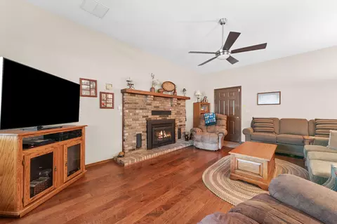 Living - 28867 Fox Fire Ln, Shell Knob, MO 65747 photo 4 of 5