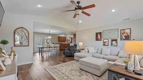 11074 Iris Rd, Neosho, MO 64850