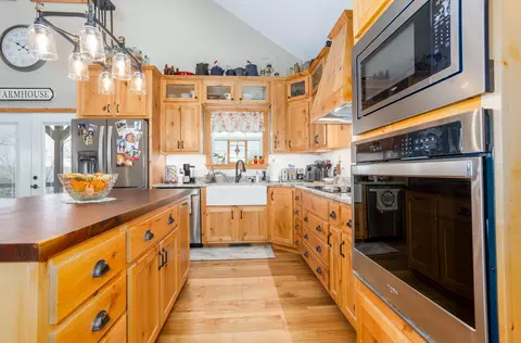 Kitchen - 16032 Farm Road 1212, Aurora, MO 65605 photo 2 of 3