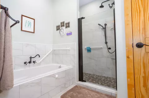 Bath - 16032 Farm Road 1212, Aurora, MO 65605 photo 3 of 4