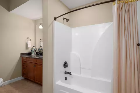 Bath - 3810 E Cherry St #102, Springfield, MO 65809 photo 4 of 4