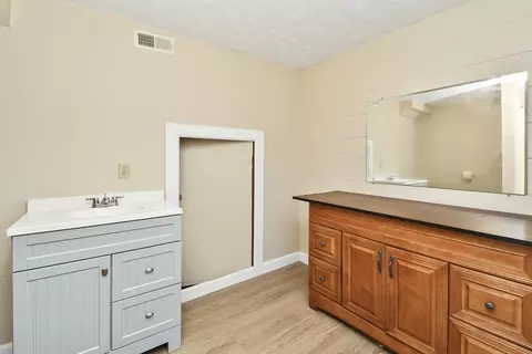 Bath - 1650 Miller Dr, Branson, MO 65616 photo 4 of 4