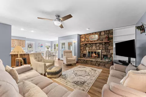 Living - 25540 Fox Woods Cir, Shell Knob, MO 65747 photo 2 of 5