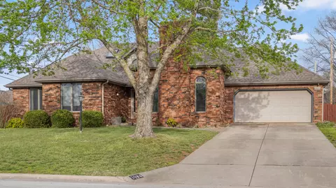 3994 N Pickwick Ave, Springfield, MO 65803