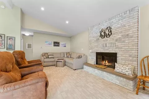 Living - 25630 Foxwood Cir, Shell Knob, MO 65747 photo 2 of 3