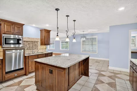 Kitchen - 3245 W Brett Dr, Springfield, MO 65810 photo 3 of 5
