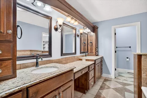 Bath - 3245 W Brett Dr, Springfield, MO 65810 photo 1 of 3