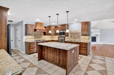 Kitchen - 3245 W Brett Dr, Springfield, MO 65810 photo 2 of 5