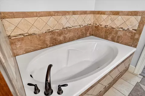 Bath - 3245 W Brett Dr, Springfield, MO 65810 photo 2 of 3
