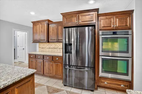 Kitchen - 3245 W Brett Dr, Springfield, MO 65810 photo 5 of 5