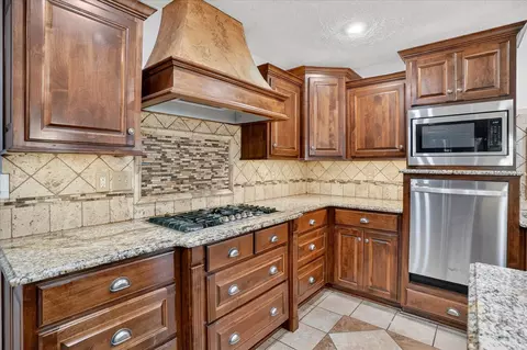 Kitchen - 3245 W Brett Dr, Springfield, MO 65810 photo 4 of 5