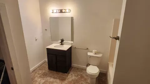 Bath - 852 Tomahawk Ct, Marshfield, MO 65706 photo 5 of 5