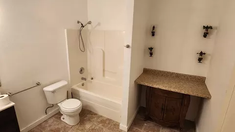 Bath - 852 Tomahawk Ct, Marshfield, MO 65706 photo 4 of 5