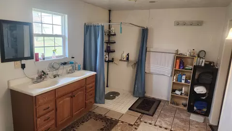 Bath - 852 Tomahawk Ct, Marshfield, MO 65706 photo 1 of 5