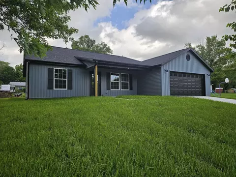 215 W Cofield St, Aurora, MO 65605