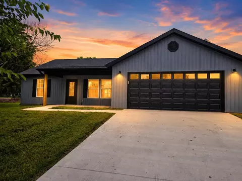 215 W Cofield St, Aurora, MO 65605