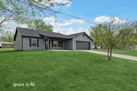 215 W Cofield St, Aurora, MO 65605