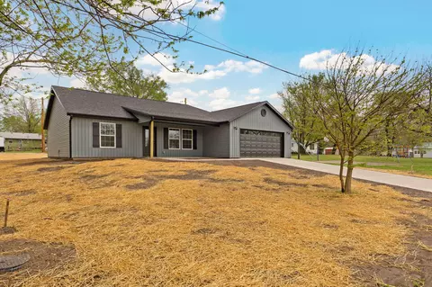 215 W Cofield St, Aurora, MO 65605