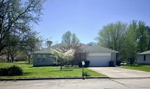 1334 Cherokee Ct, Marshfield, MO 65706