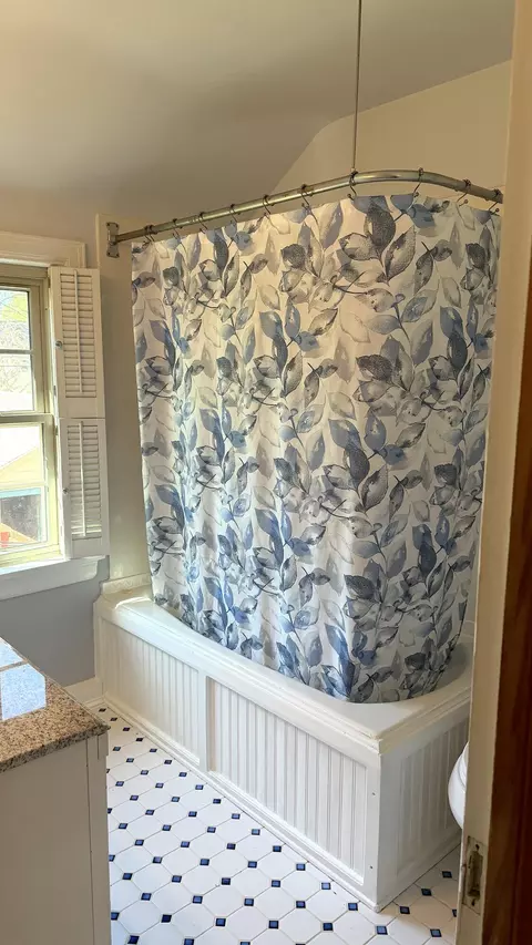 Bath - 926 E University St, Springfield, MO 65807 photo 3 of 4